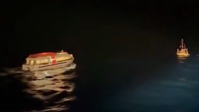 La tripulación del navío divisó a los balseros durante la noche. (Captura de pantalla © Telemundo 51-Web)