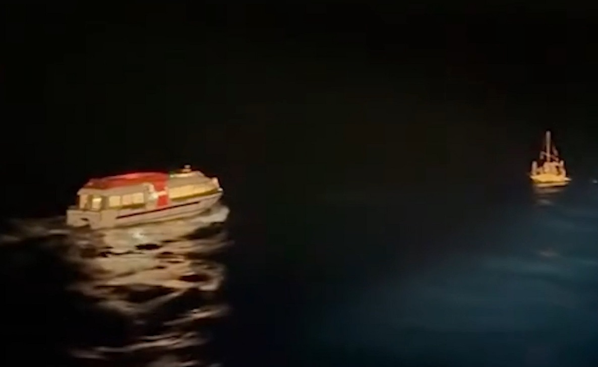 La tripulación del navío divisó a los balseros durante la noche. (Captura de pantalla © Telemundo 51-Web)