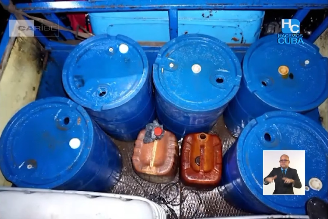 Botes utilizados en el robo de combustible. (Captura de pantalla © Canal Caribe-YouTube)