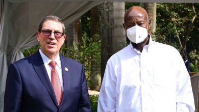 Fotografía del canciller cubano Bruno Rodríguez y el presidente de Uganda, Kaguta Museveni. (Foto © BrunoRguezP-Twitter)