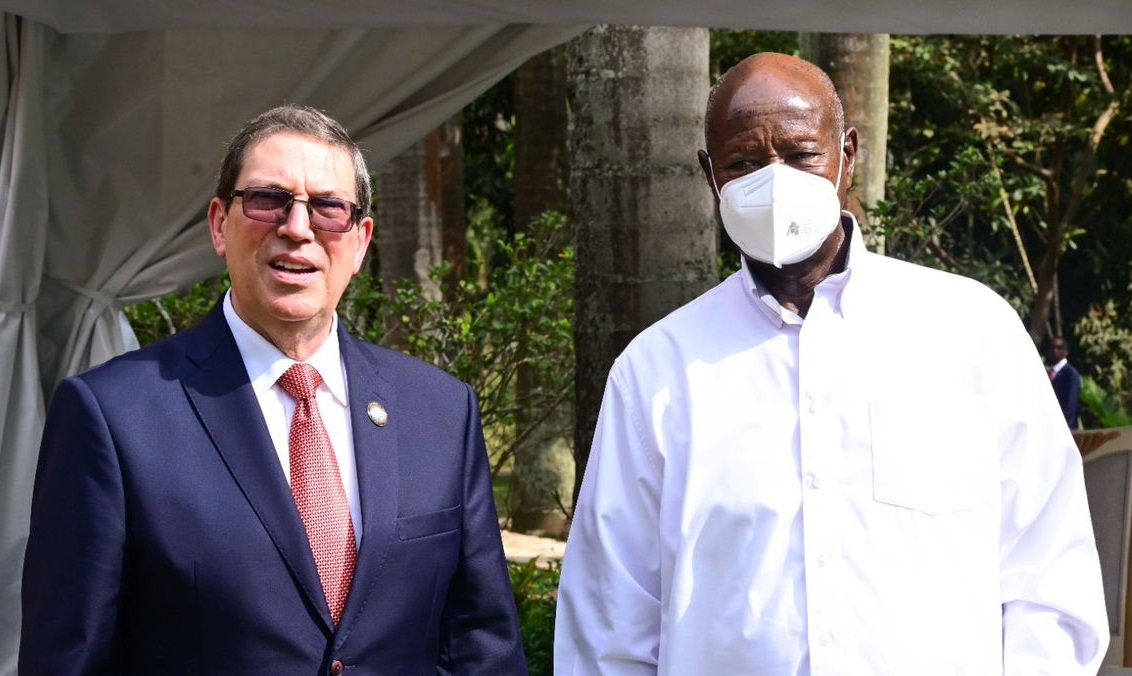Fotografía del canciller cubano Bruno Rodríguez y el presidente de Uganda, Kaguta Museveni. (Foto © BrunoRguezP-Twitter)