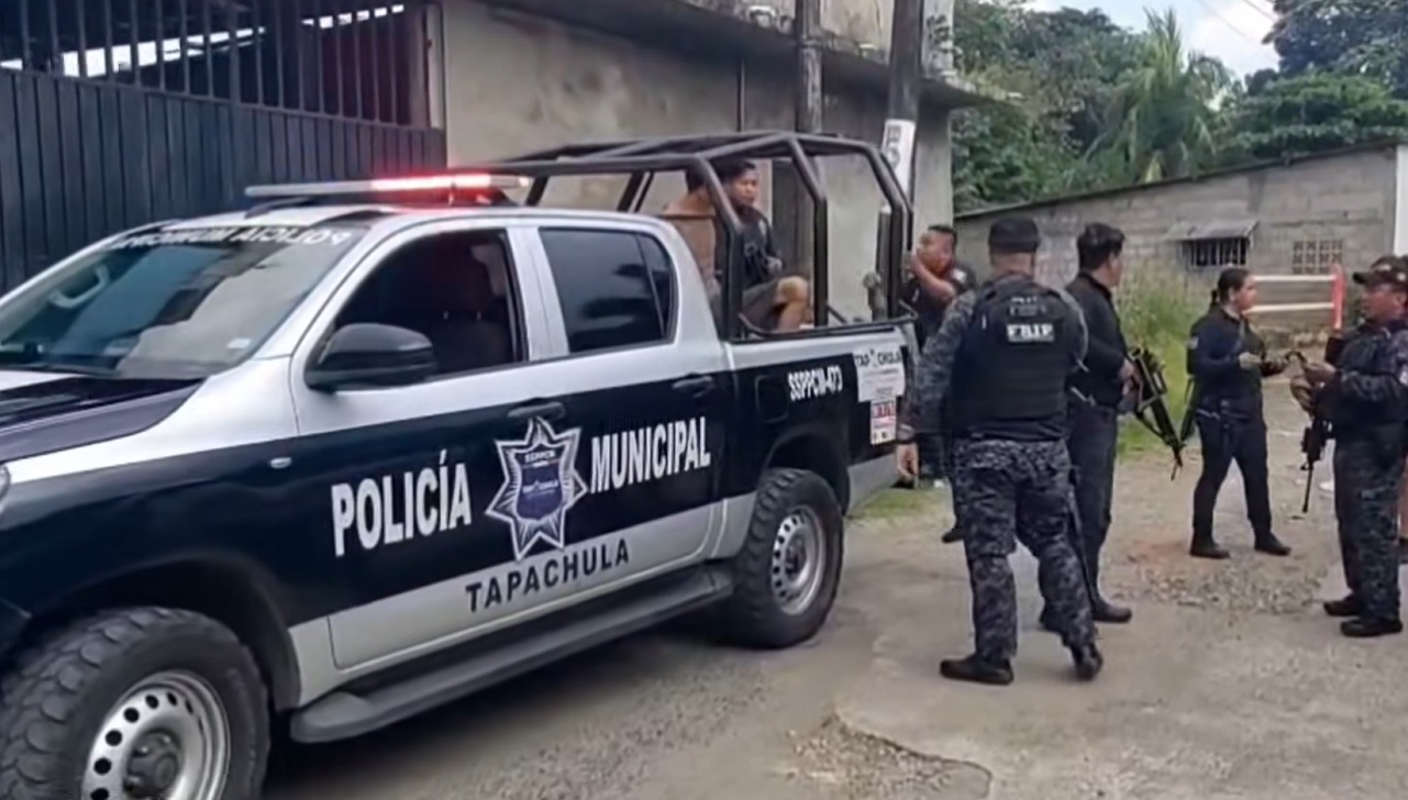 El cubano fue detenido por las autoridades tras la agresión. (Captura de pantalla © Diario Del Sur Oem-Facebook)