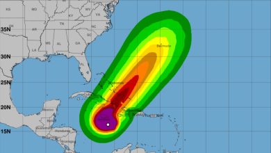 El huracán alcanzó la categoría 4 durante la madrugada del domingo. (Captura de pantalla © NHC-Web)