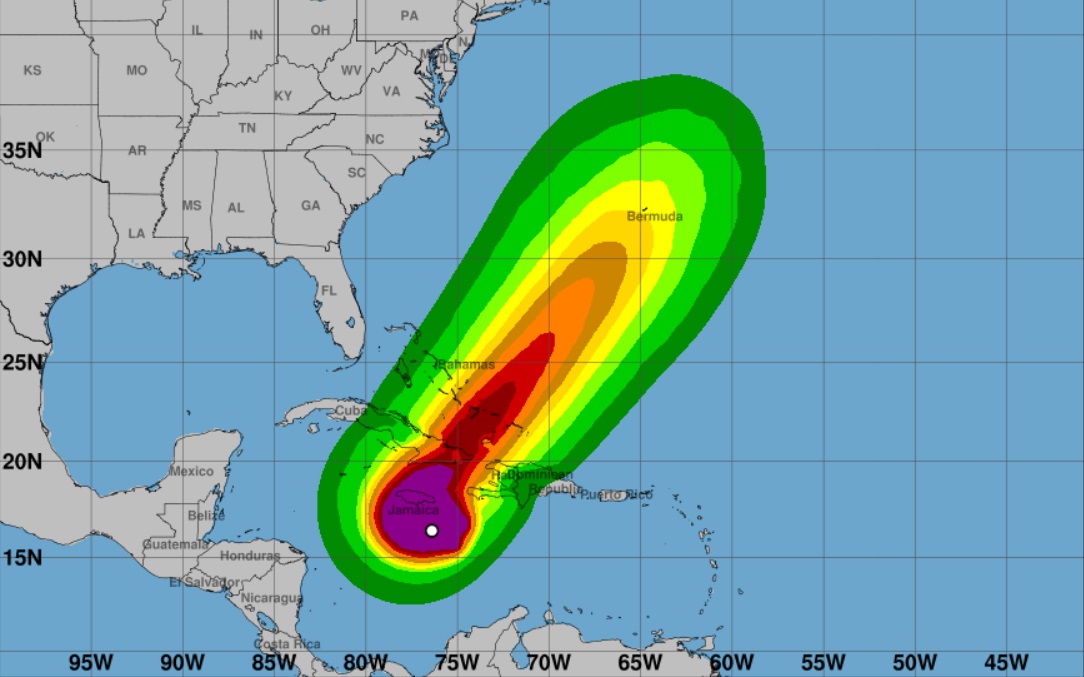 El huracán alcanzó la categoría 4 durante la madrugada del domingo. (Captura de pantalla © NHC-Web)