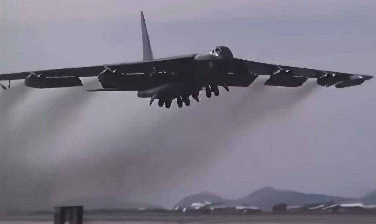 Bombardero B-52 en el aire. (Captura de pantalla © DroneScapes-YouTube)