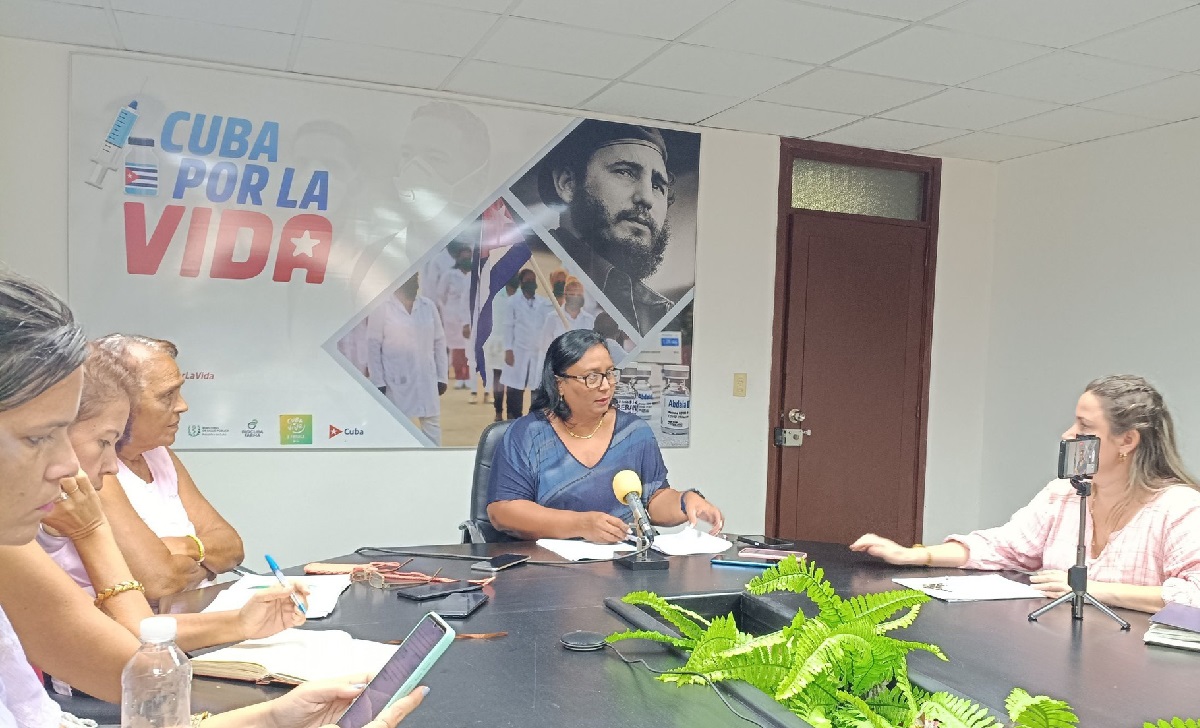 Funcionarios del MINSAP en una reunión. (Foto © Lázaro Manuel Alonso-Facebook)