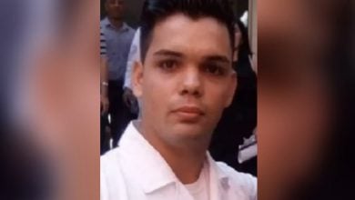 Denuncian a represor cubano que espera su residencia permanente en EEUU. (Captura de pantalla © Mario J. Pentón-YouTube)