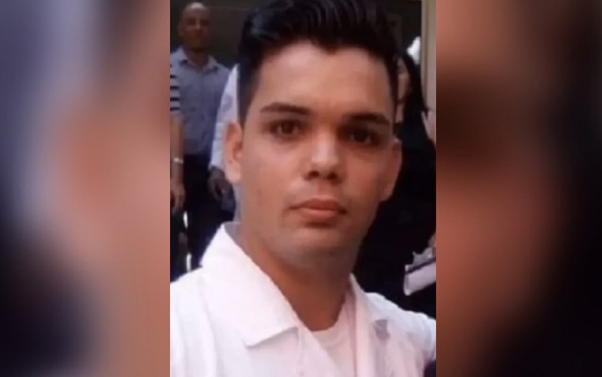 Denuncian a represor cubano que espera su residencia permanente en EEUU. (Captura de pantalla © Mario J. Pentón-YouTube)