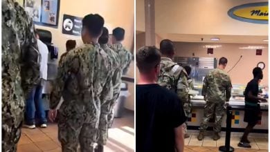 Los soldados se reúnen en áreas designadas. (Captura de pantalla © Pepe Avalo-Facebook)