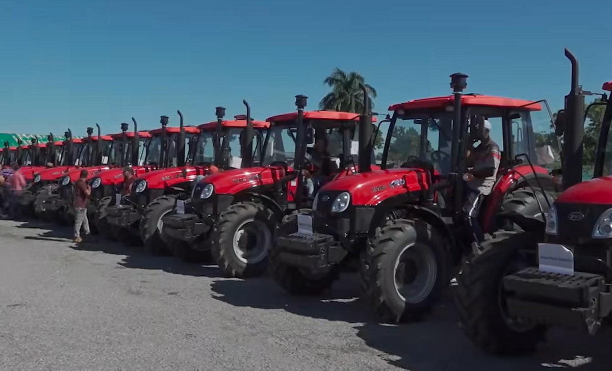 Tractores en Pinar del Río. (Captura de pantalla © Gobierno Provincial de Pinar del Río-Facebook)