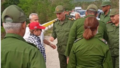Díaz-Canel se vistió de militar como si fuera a levantar los escombros él mismo. (Captura de pantalla © Periódico Venceremos- Facebook)