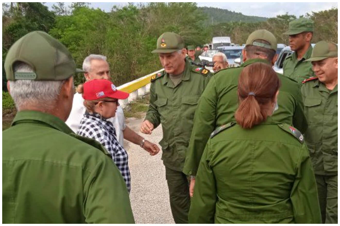 Díaz-Canel se vistió de militar como si fuera a levantar los escombros él mismo. (Captura de pantalla © Periódico Venceremos- Facebook)