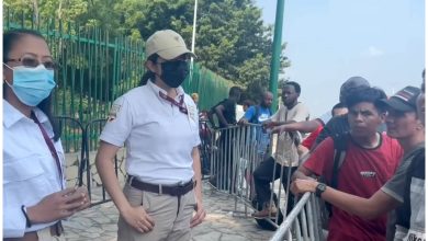 Inmigrantes frente a las oficinas del Instituto Nacional de Migración (INM) en México. (Captura de pantalla © La Jornada- YouTube)