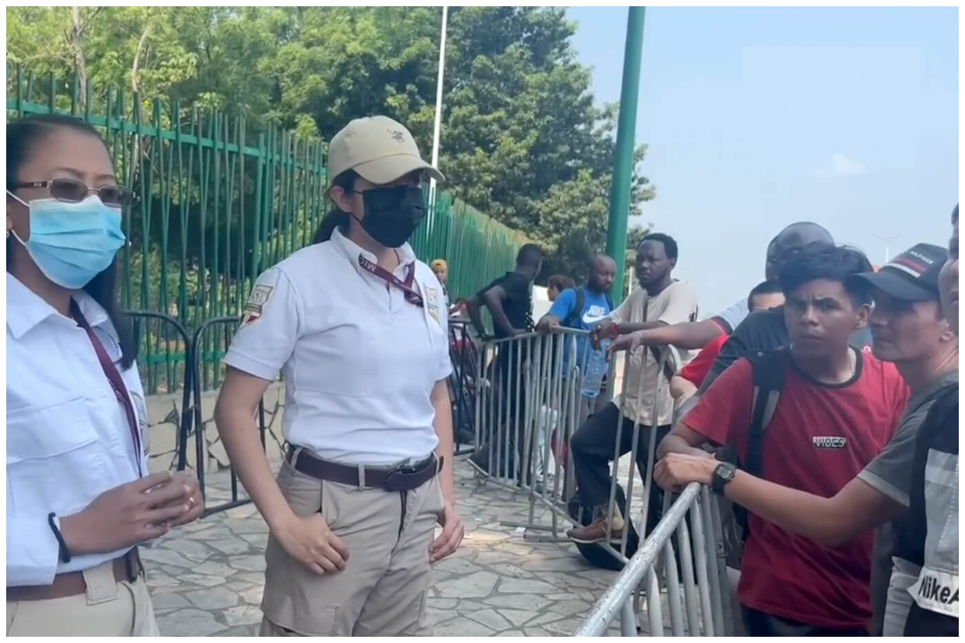 Inmigrantes frente a las oficinas del Instituto Nacional de Migración (INM) en México. (Captura de pantalla © La Jornada- YouTube)