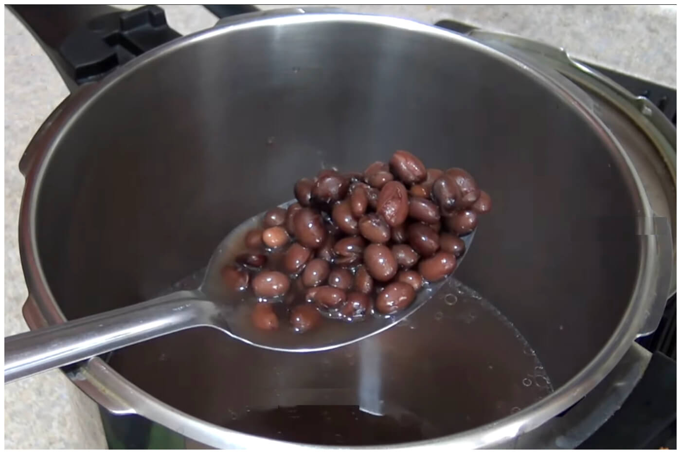 El robo de la olla de frijoles muestra el alcance del hambre en Cuba, que ha llevado a la población a robarle la comida a sus propios vecinos. (Captura de pantalla © Mi Amiga Gaby- YouTube)