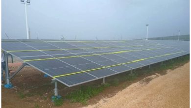 Las autoridades afirman que la estructura aguanta, pero aún así amarraron los paneles con soga. (Foto © Unión Eléctrica de Cuba- Facebook)