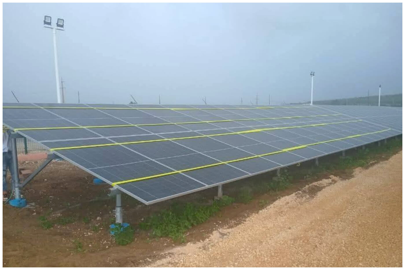 Las autoridades afirman que la estructura aguanta, pero aún así amarraron los paneles con soga. (Foto © Unión Eléctrica de Cuba- Facebook)