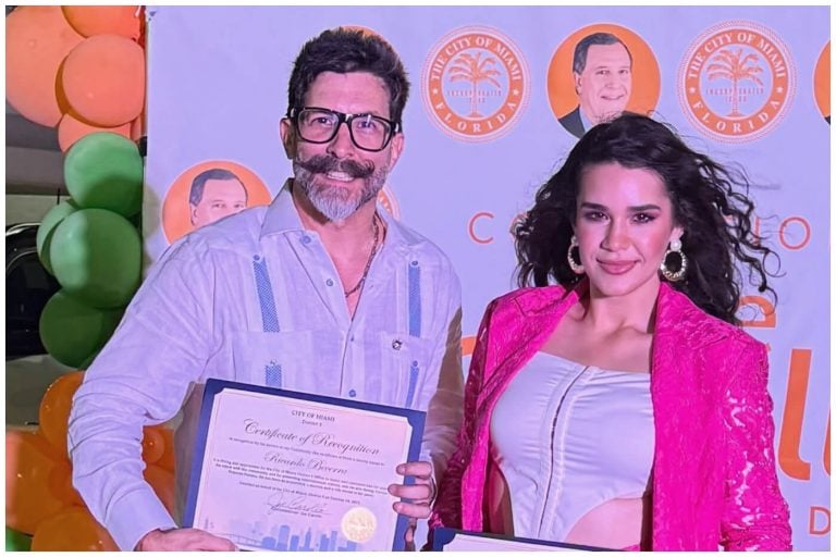 Ricardo Becerra recibe reconocimiento en el Viernes de Pequeña Habana