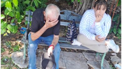 El anciano y sus nietas fueron desalojados y no los dejan recuperar su propiedad pese a las denuncias. (Captura de pantalla © Yenisey González- Facebook)