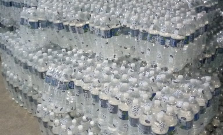 Régimen vende agua a afectados por Melissa, pero solo una caja por familia