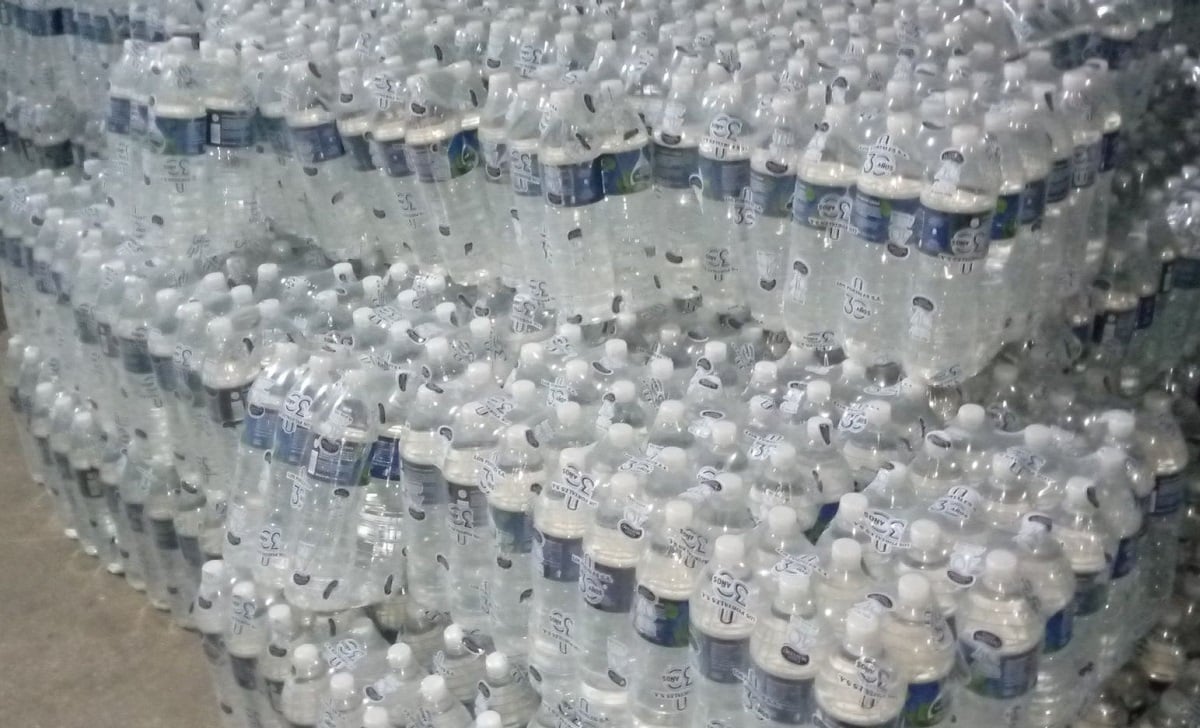 El régimen vende agua a las familias afectadas por Melissa. (Foto © José Manuel Rodríguez Valdivia-Facebook)