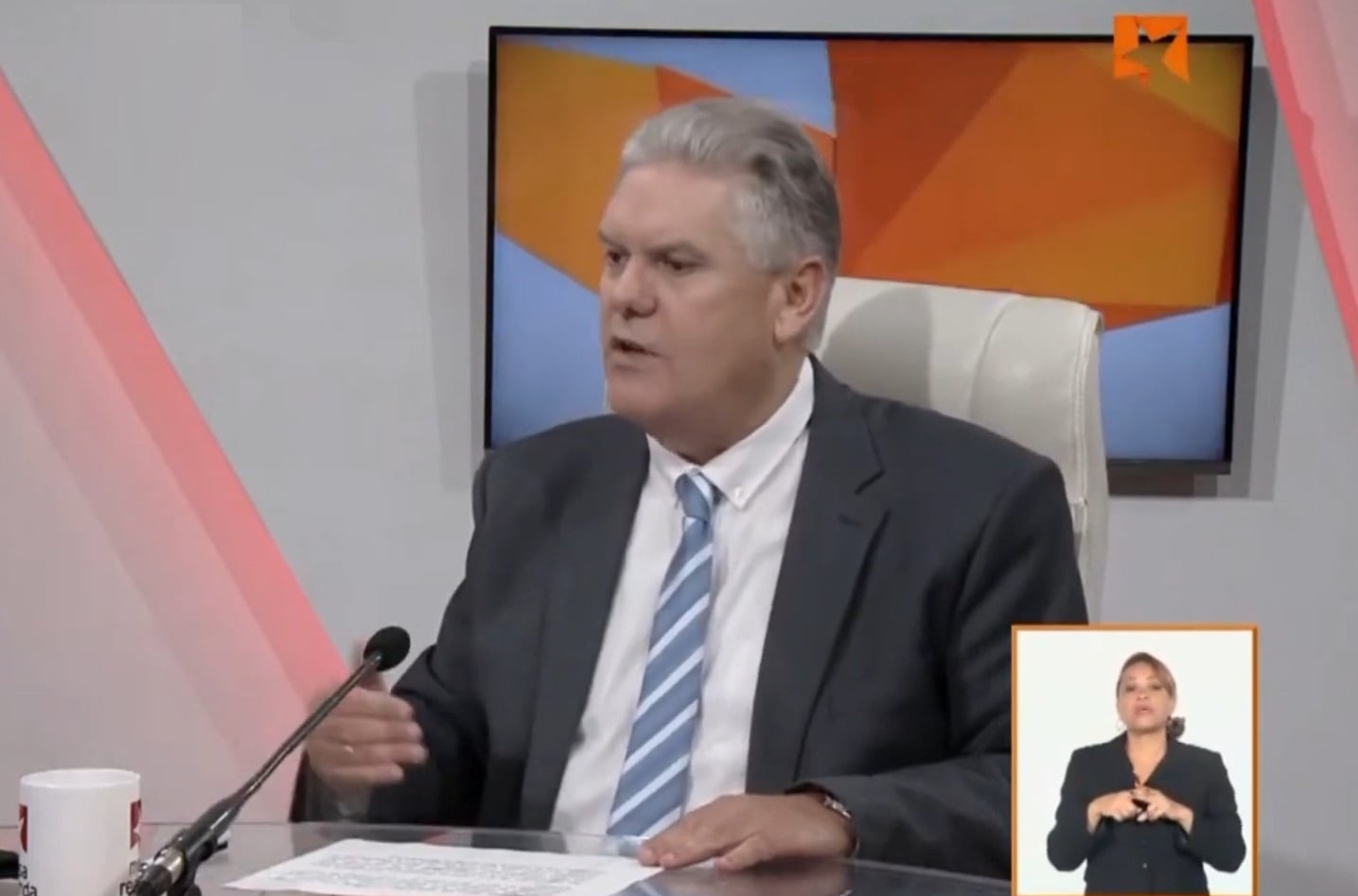 El exfuncionario durante el programa de la Mesa Redonda. (Captura de pantalla © Mesa Redonda-YouTube)