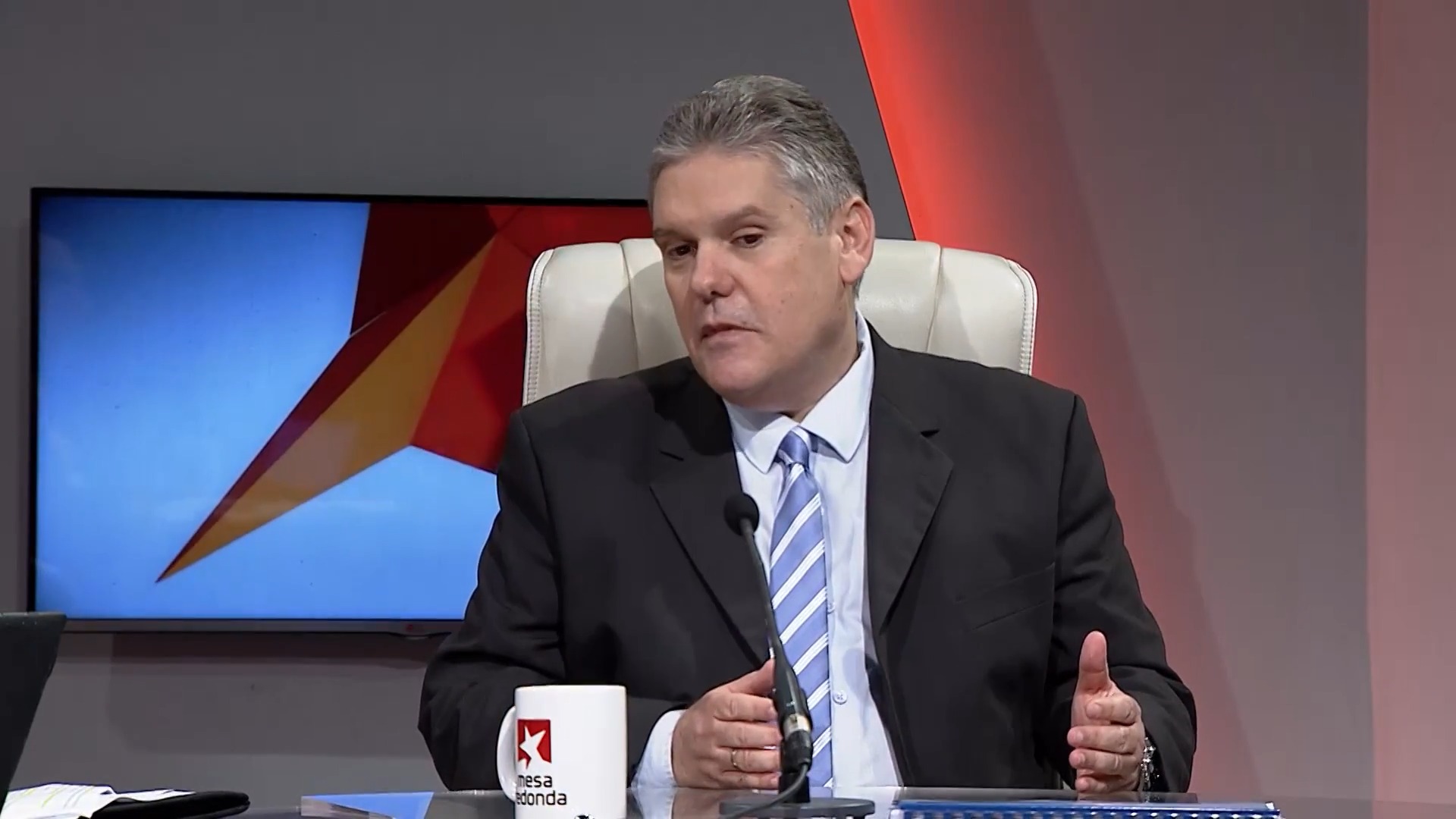 Alejandro Gil en el programa Mesa Redonda. (Captura de pantalla © Mesa Redonda-YouTube)