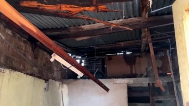 Algunos de los destrozos provocados por el huracán Melissa en Santiago de Cuba. (Captura de pantalla © Diario AS-YouTube)