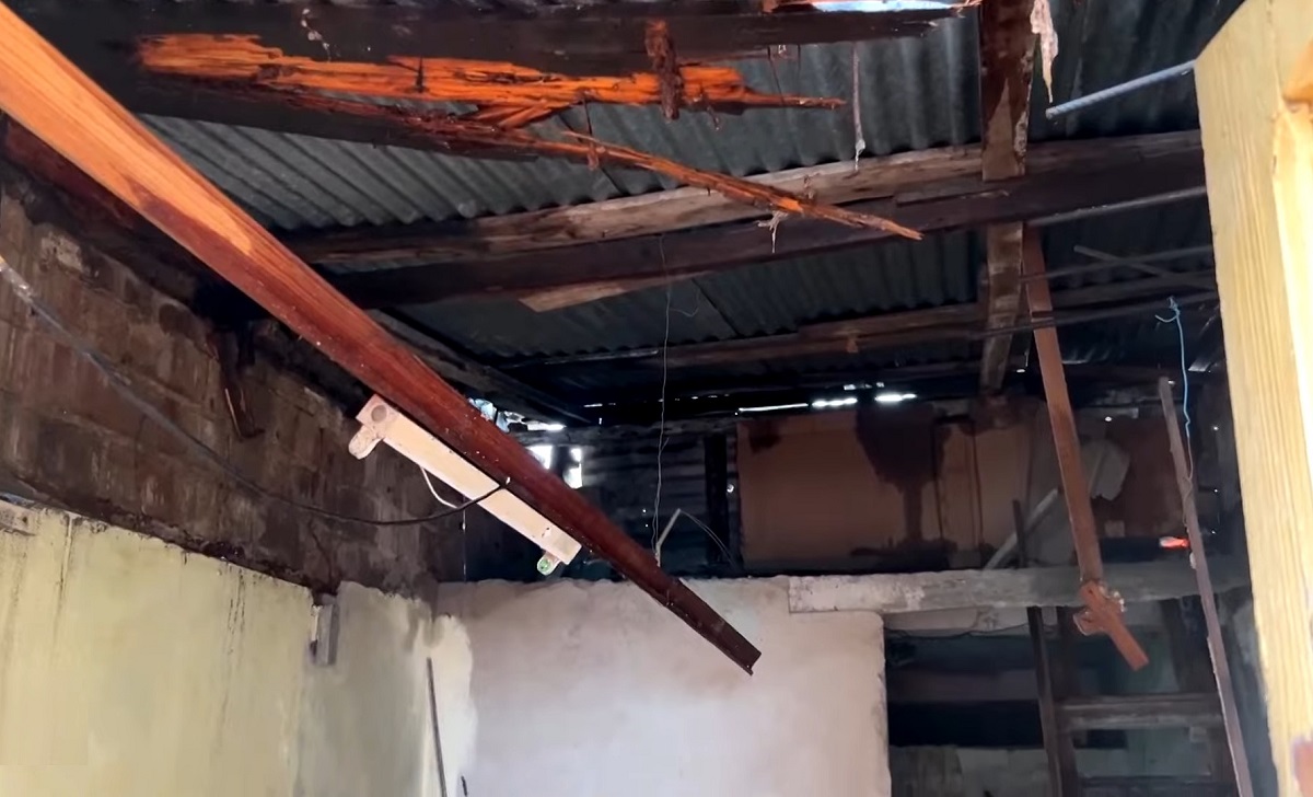 Algunos de los destrozos provocados por el huracán Melissa en Santiago de Cuba. (Captura de pantalla © Diario AS-YouTube)