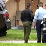 Las autoridades arribaron a la escena del crimen tras la denuncia de algunos vecinos. (Captura de pantalla © WPLG Local 10-YouTube)