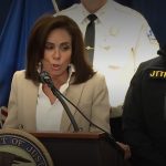 Las autoridades norteamericanas realizaron una conferencia de prensa sobre el tiroteo. (Captura de pantalla © FOX 32)