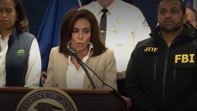 Las autoridades norteamericanas realizaron una conferencia de prensa sobre el tiroteo. (Captura de pantalla © FOX 32)