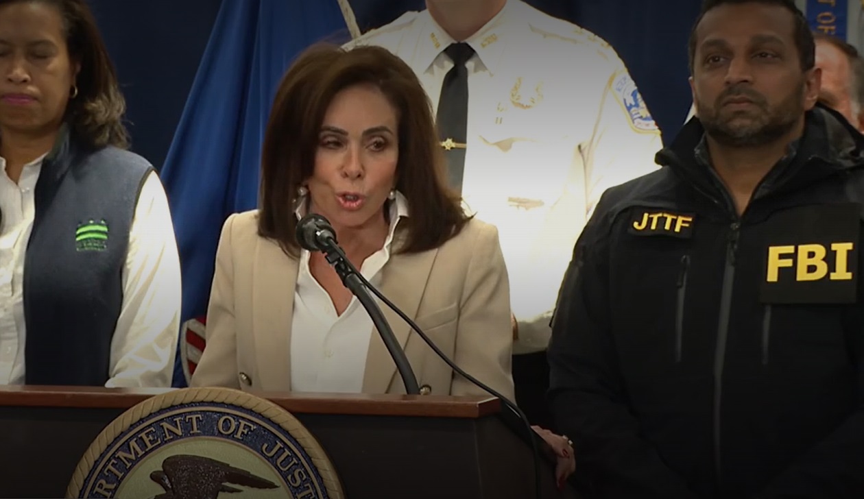 Las autoridades norteamericanas realizaron una conferencia de prensa sobre el tiroteo. (Captura de pantalla © FOX 32)