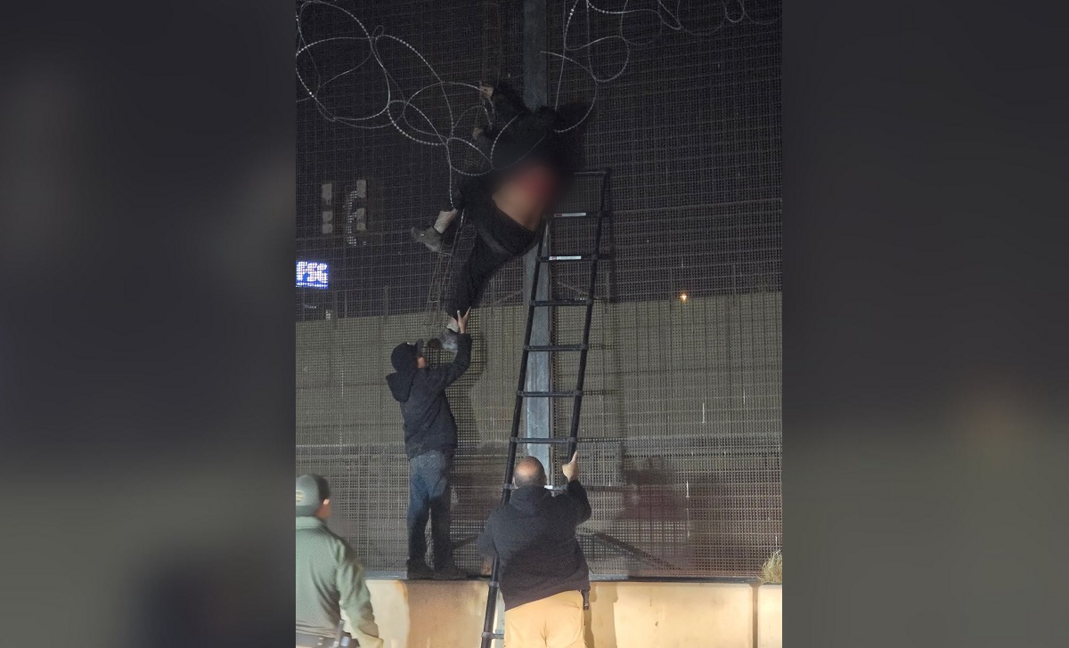 Las autoridades tuvieron que rescatar a la mujer. (Foto © CBP-Twitter)