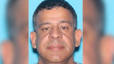 La policía ofrece miles de dólares por información que lleve a su arresto. (Foto © Autoridades de Texas)