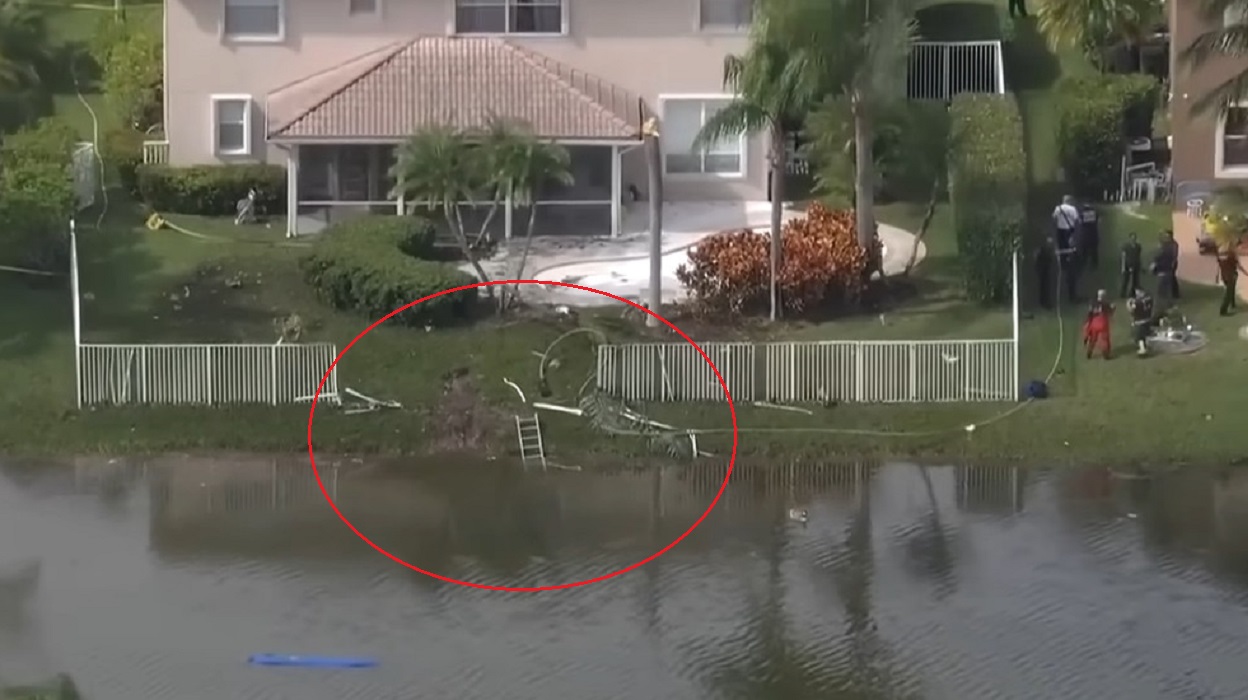 Una vivienda resultó dañada por el impacto, antes de que la avioneta se hundiera en el agua. (Captura de pantalla © WPLG Local 10-YouTube)