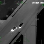 El automóvil impactó contra el costado del bar. (Captura de pantalla © FOX 13 Tampa Bay-YouTube)