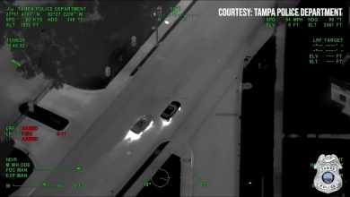 El automóvil impactó contra el costado del bar. (Captura de pantalla © FOX 13 Tampa Bay-YouTube)