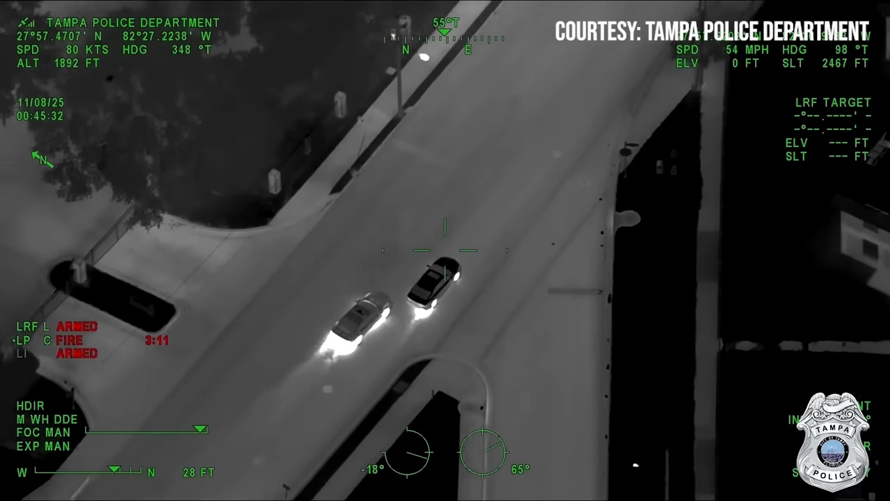 El automóvil impactó contra el costado del bar. (Captura de pantalla © FOX 13 Tampa Bay-YouTube)