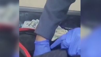 Las autoridades encontraron dinero oculto dentro de una maleta. (Captura de pantalla © radiopanama-Twitter)