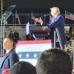 Donald Trump durante un mitin político en Hialeah. (Foto © Asere Noticias)