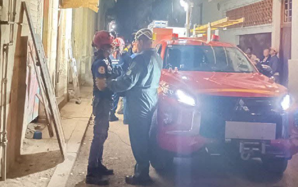 Los equipos de emergencia trabajaron por horas entre los escombros. (Foto © Lázaro Manuel Alonso-Facebook)