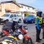 Las autoridades arribaron a la escena. (Captura de pantalla © NAU Noticias A Tiempo-Facebook)