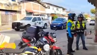 Las autoridades arribaron a la escena. (Captura de pantalla © NAU Noticias A Tiempo-Facebook)