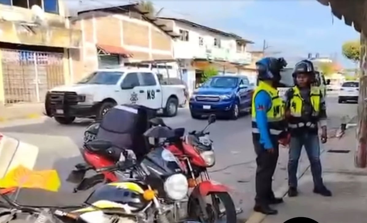 Las autoridades arribaron a la escena. (Captura de pantalla © NAU Noticias A Tiempo-Facebook)