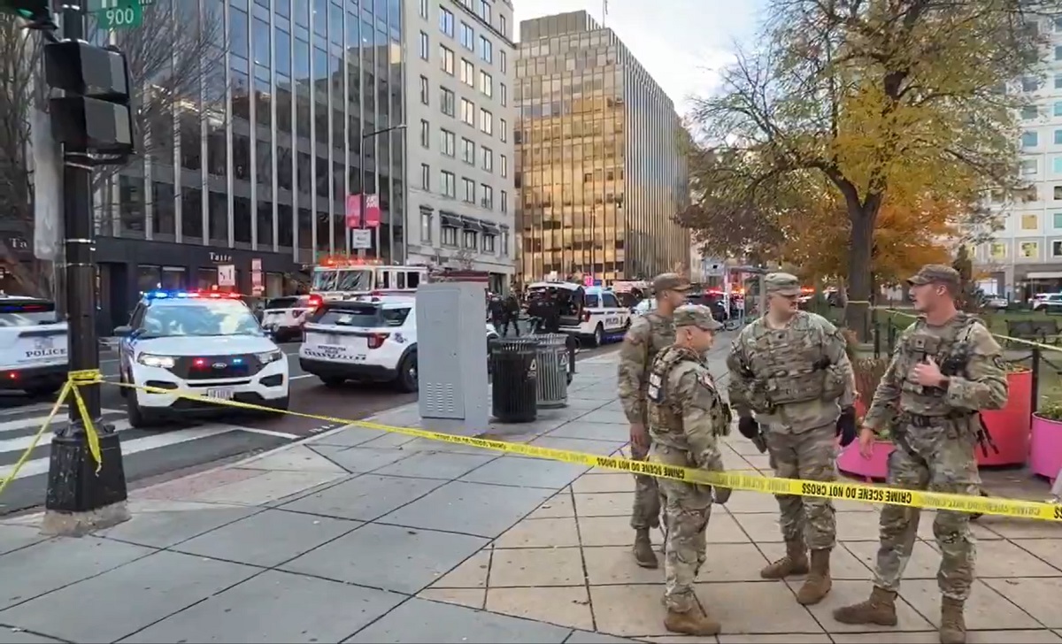 Las autoridades arribaron a la escena para controlar la situación. (Captura de pantalla © corinnecliford-Twitter)