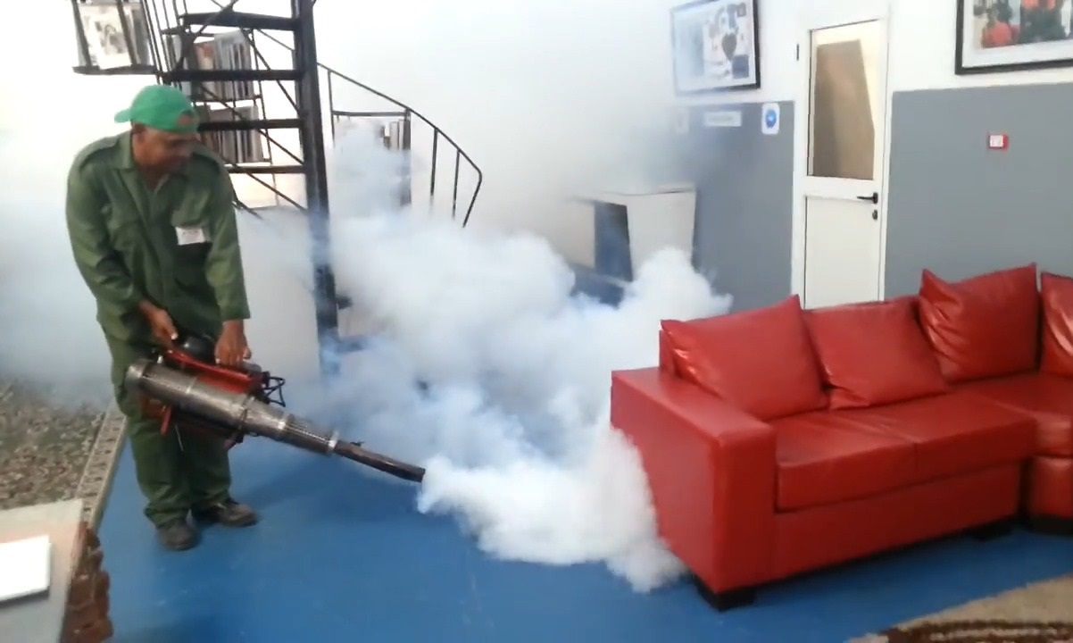 Campaña de fumigación en la Isla. (Captura de pantalla © Jesús Vidal Averhoff-YouTube)