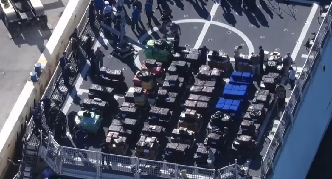 La Guardia Costera realizó el histórico decomiso de 350 millones de dólares de droga en el Pacífico. (Captura de pantalla © WPLG Local 10-YouTube)