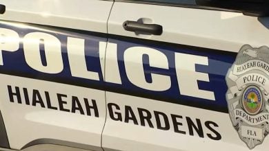 Patrulla de Hialeah Gardens. (Captura de pantalla © Telemundo 51 Miami-YouTube)