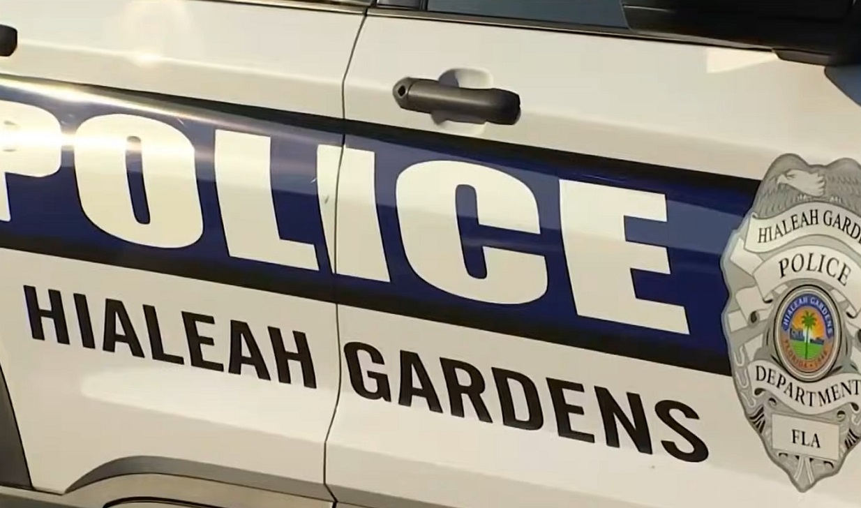 Patrulla de Hialeah Gardens. (Captura de pantalla © Telemundo 51 Miami-YouTube)